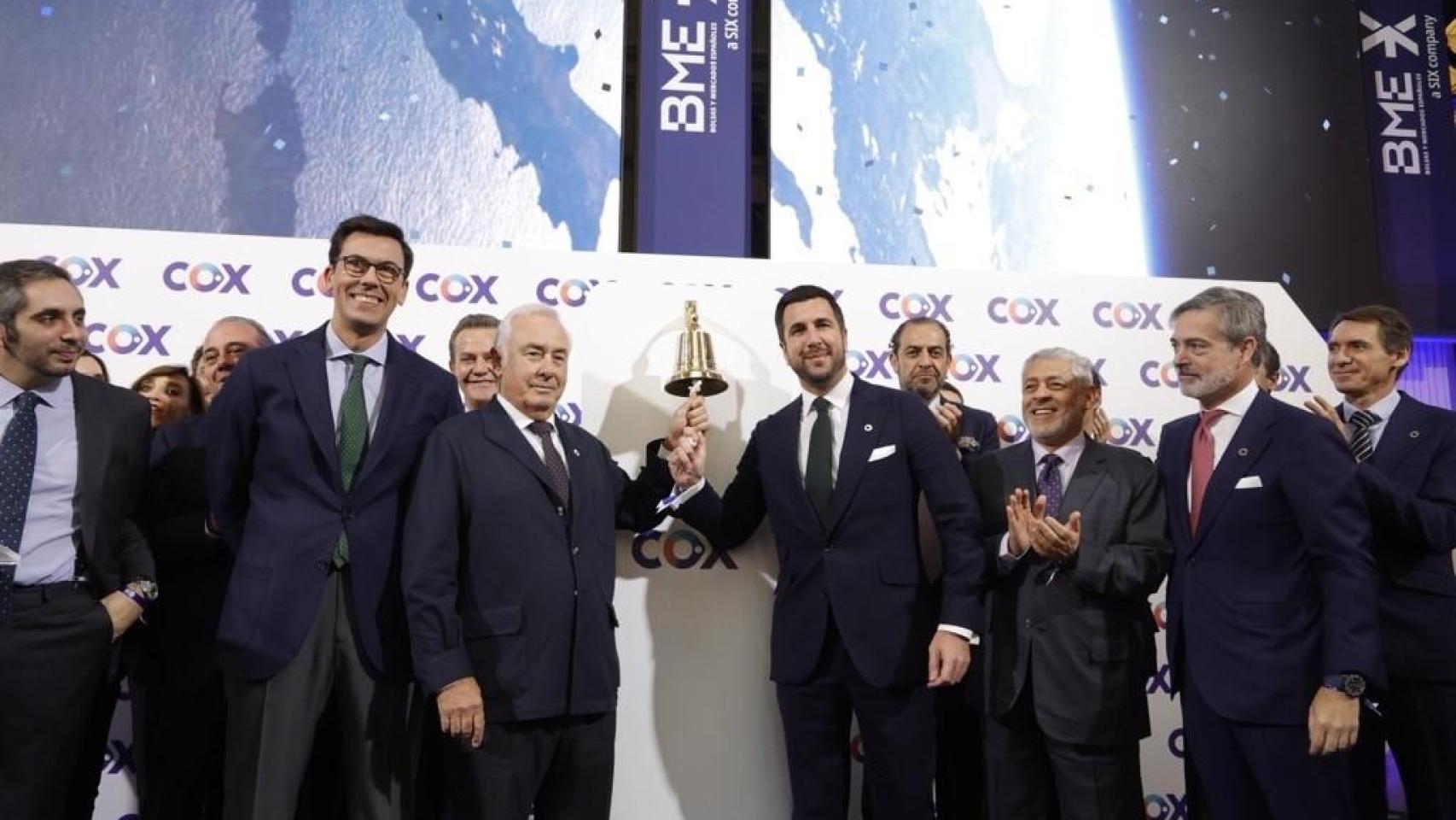 Enrique Riquelme, presidente de Cox, y el resto del equipo en el toque de campana cuando el grupo salió a bolsa en 2024.