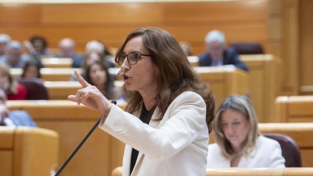 La ministra de Sanidad, Mónica García, interviene durante una sesión de control en el Senado.