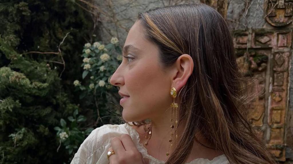 Ana Iglesias luciendo joyas de su nueva colección.