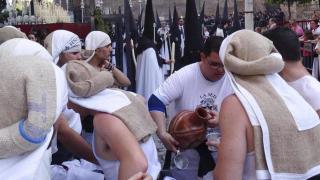 Costaleros en la Semana Santa de Sevilla.