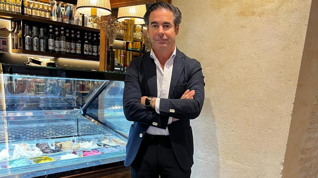 Antonio Luque en su cafetería de El Salvador.