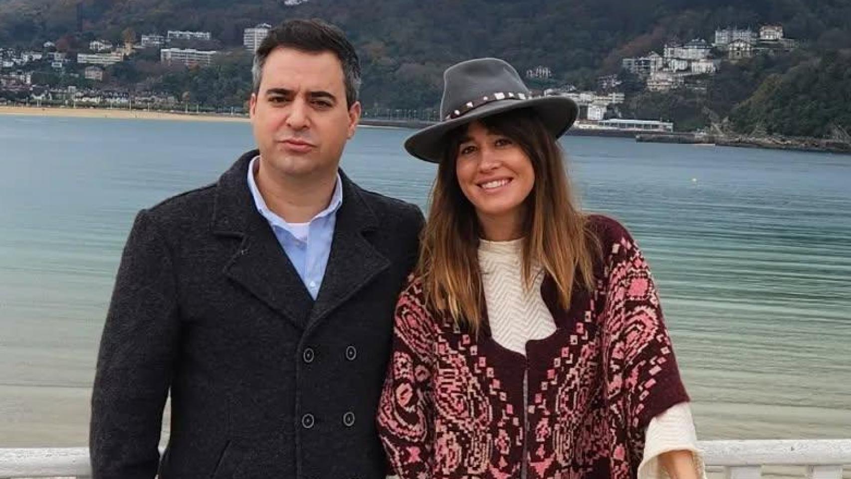 Isabel Jiménez y su expareja, Álex Cruz, posando en una fotografía de las redes sociales de la presentadora.