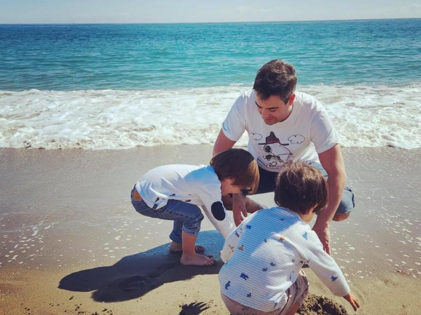 Álex Cruz junto a sus dos hijos, en la playa, en una fotografía de hace un tiempo.