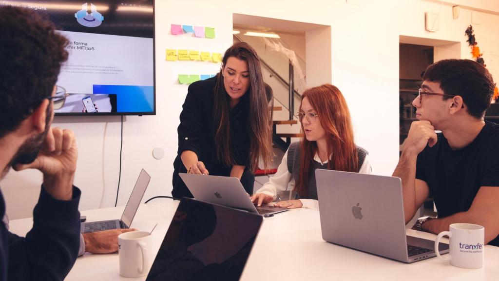 Eli Bernal, CEO de Tranxfer, junto a parte de su equipo.