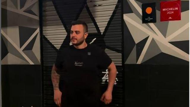 Rafael Bergamo en la entrada de su restaurante cerrado, Kuoco.