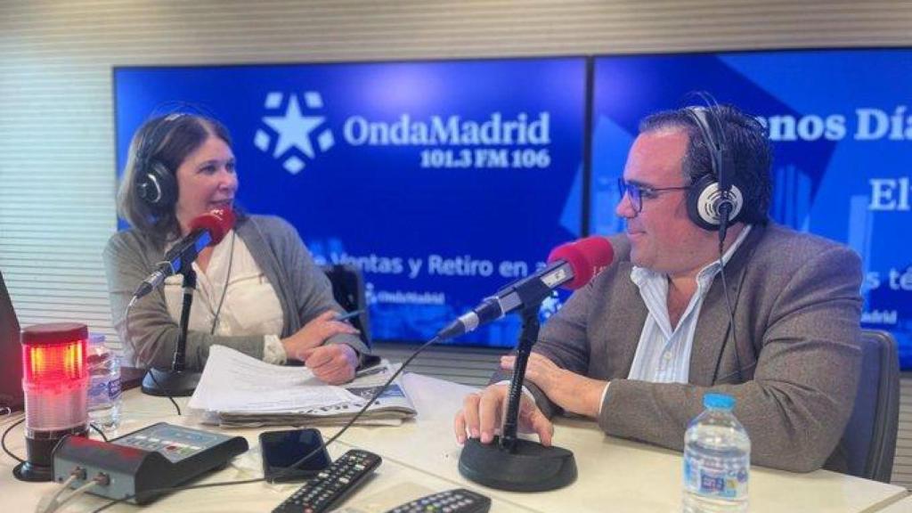 La periodista Ely del Valle, en su programa de radio.