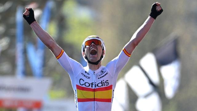 Alex Aranburu celebra su victoria en la tercera etapa de la Vuelta al País Vasco.