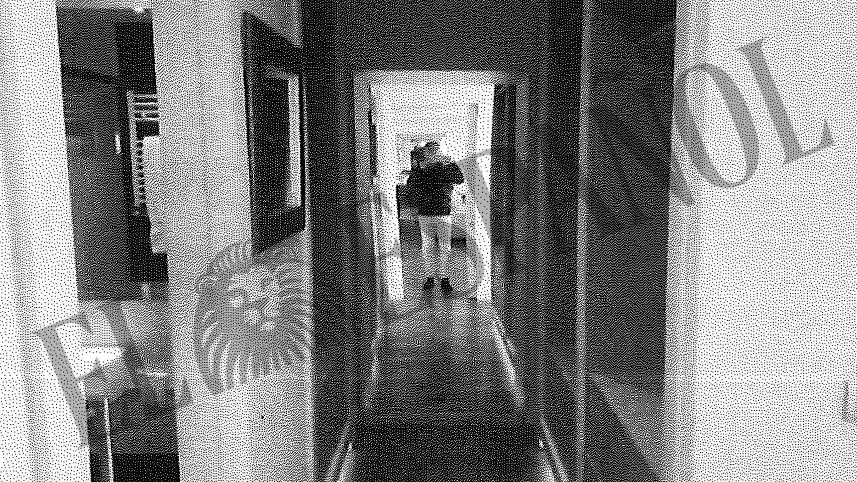 Luis Alberto Escolano, socio de Víctor de Aldama, visitando el piso de alquiler que pagó la 'trama Koldo' a Jésica.