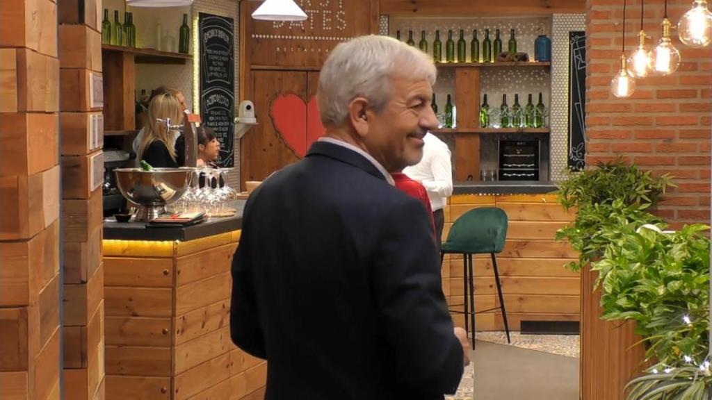Momento donde Rocío fija la mirada en Carlos Sobera, en 'First Dates'
