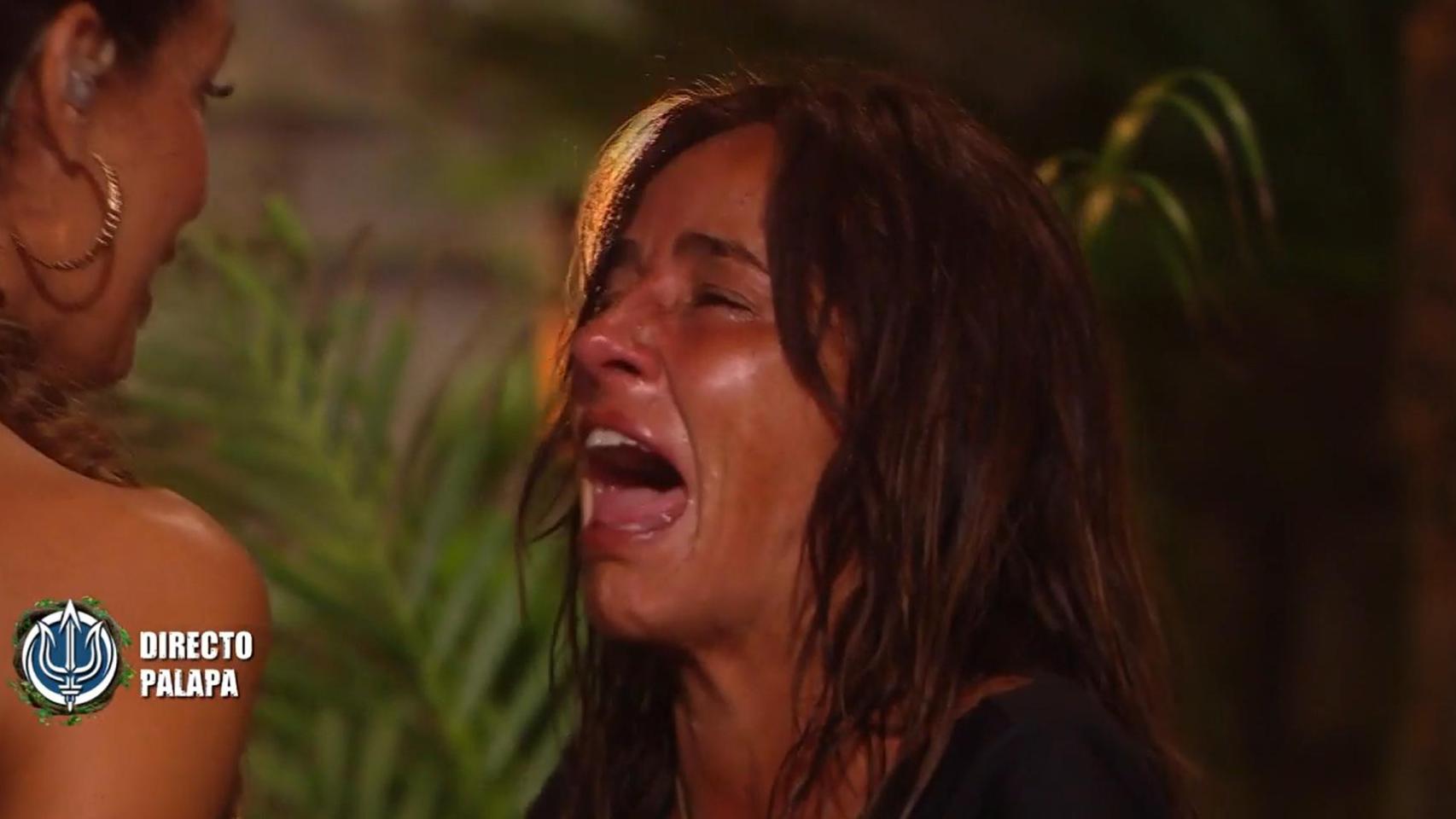 Carmen Alcayde llora completamente desgarrada en 'Supervivientes'.