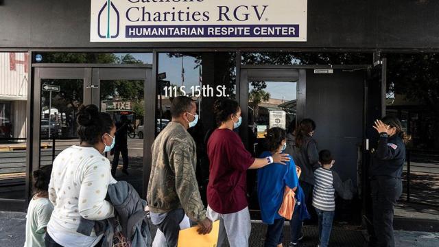 Migrantes que buscan asilo en EEUU ingresan a un centro humanitario temporal gestionado por Caridades Católicas del Valle del Río Grande en McAllen, Texas, el 8 de abril de 2025.