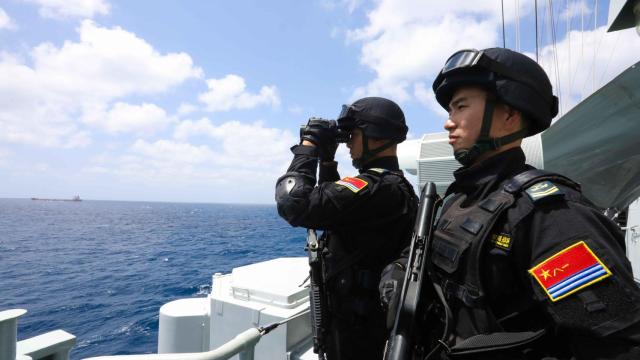 Militares chinos a bordo de un buque en una imagen de archivo.