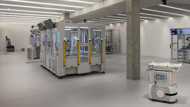 Varias máquinas y robots en el área 'demo' del ATC de OMRON en Stuttgart.