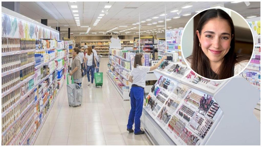 Lineal de cosméticos de Mercadona junto a Inés Nieto.