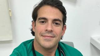 cardiologo-personas-toman-cafe