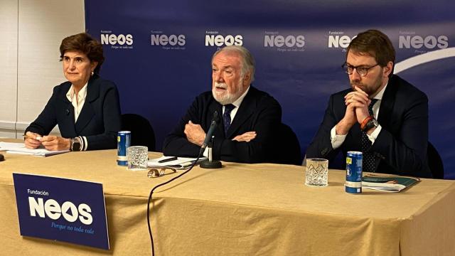 Jaime Mayor Oreja y María San Gil presentan el informe España en el abismo de la fundación Neos.