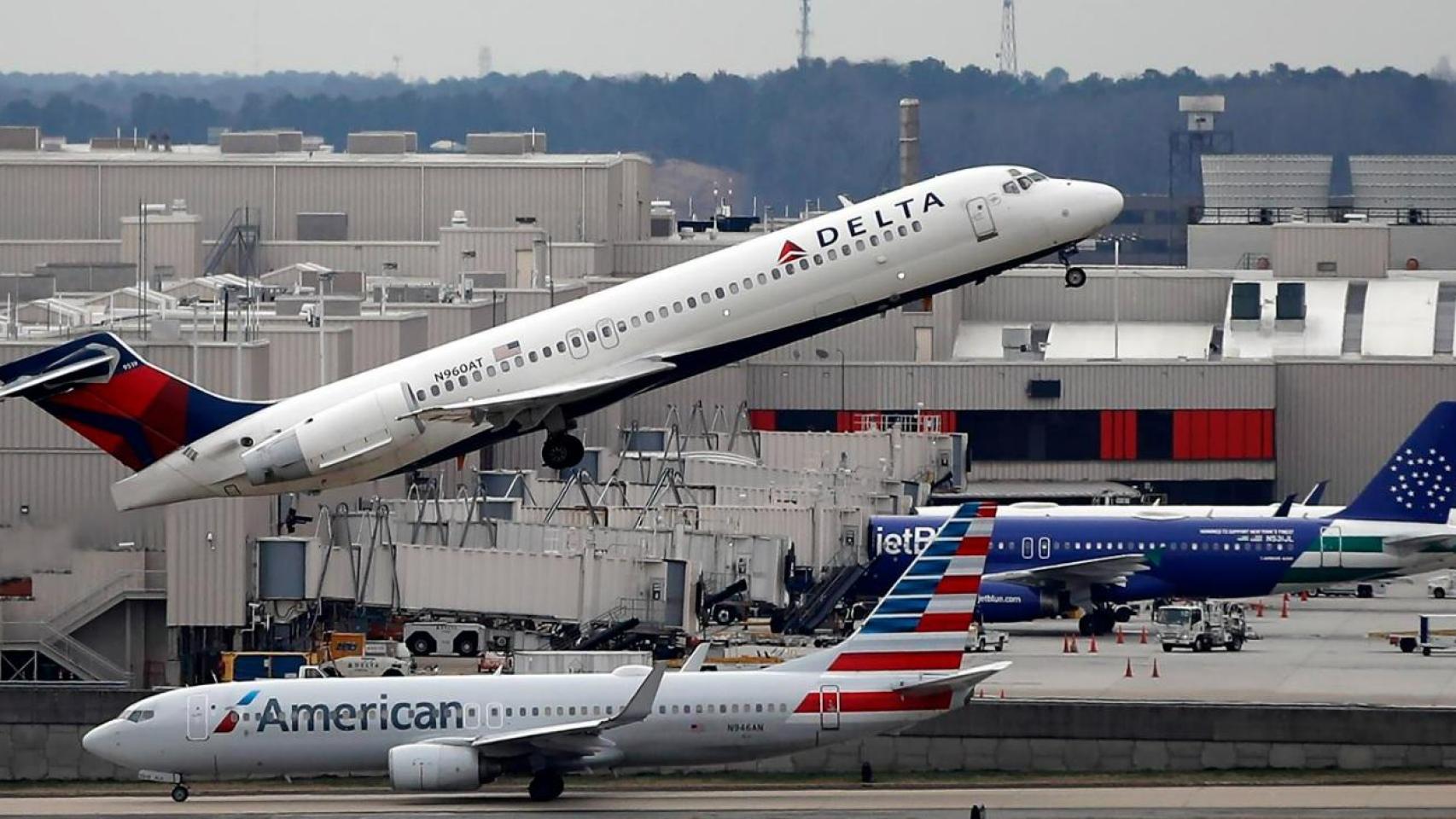 La cara y cruz del sector aéreo: miedo en las aerolíneas de EEUU por los aranceles y tranquilidad en las españolas