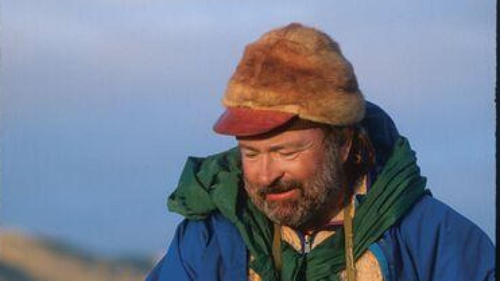 Douglas Peacock autor de 'Proscrito y Salvaje' (Errata Naturae, 2025).