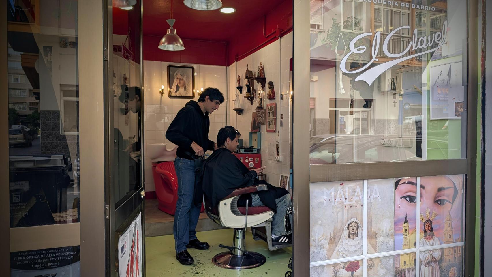 Una imagen de La Dani cortando el pelo a un cliente.