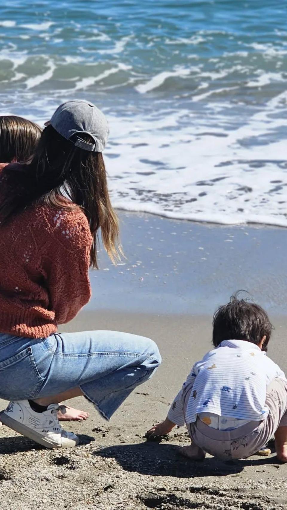 Isabel Jiménez, junto a sus dos hijos en la playa, hace un tiempo.