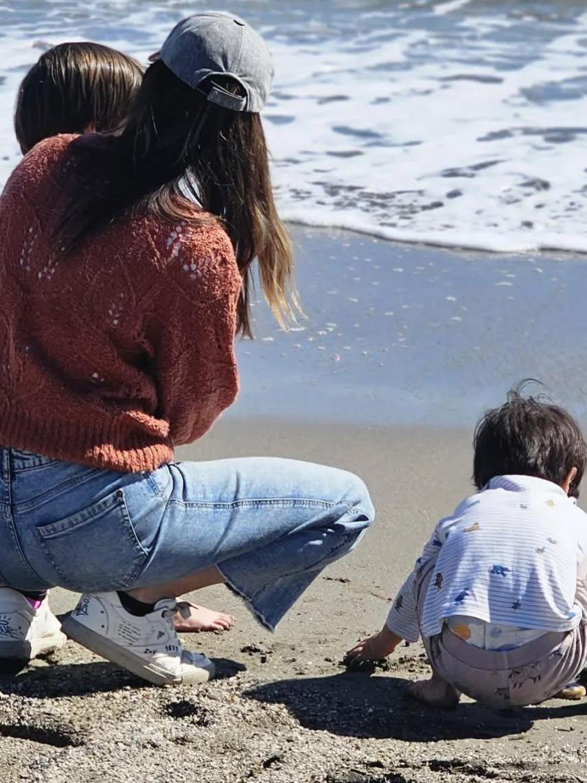 Isabel Jiménez, junto a sus dos hijos en la playa, hace un tiempo.