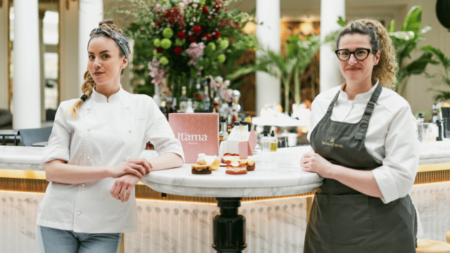 Las pasteleras Begoña Gardel (derecha) e Irene Amat (izquierda) junto a los nuevos dulces en The Palace, Madrid.