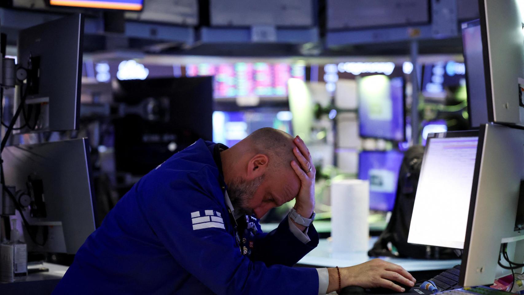 Un operador de la Bolsa de Nueva York se lamenta por las caídas sufridas este jueves.