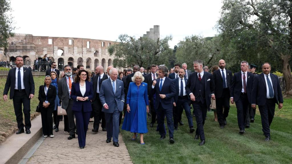 Los reyes Carlos III y Camila en su 'tour' por las inmediaciones del Coliseo.