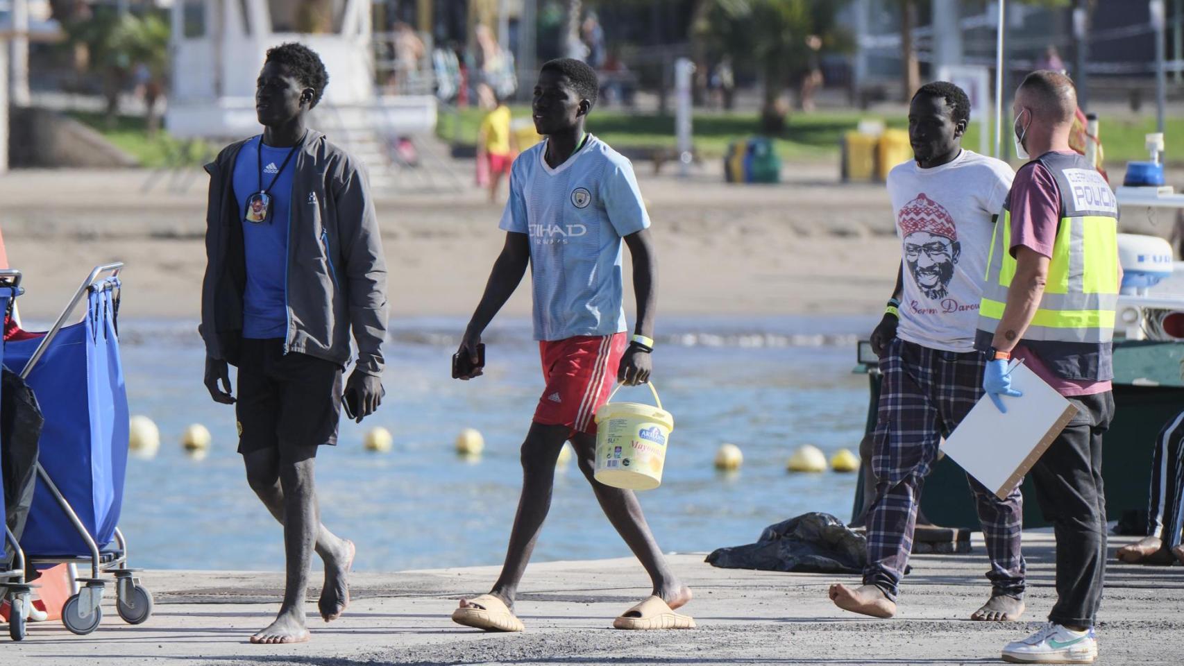 Un cayuco con 68 personas, entre ellas varios menores de origen subsahariano, desembarcado el pasado viernes en el puerto de Los Cristianos, al sur de Tenerife.