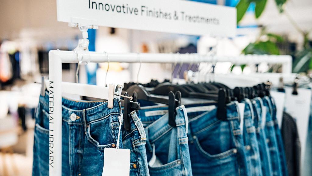 Vaqueros en la biblioteca de materiales de H&M, donde prueban tintes más respetuosos.