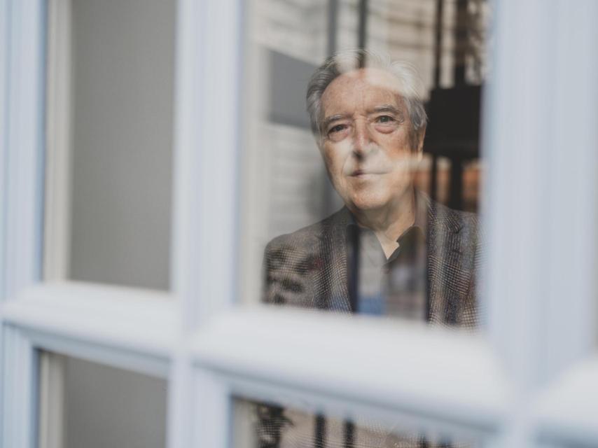 Gabilondo posa a través de una ventana del Hotel Santo Mauro.