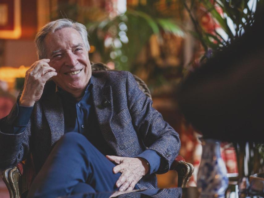 Iñaki Gabilondo en un momento divertido de la entrevista.