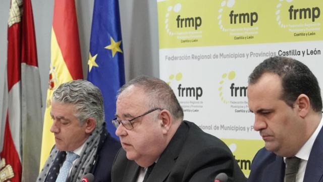 El consejero de Sanidad, Alejandro Vázquez, comparece ante la Comisión de Sanidad de la Federación Regional de Municipios y Provincias (FRMP), este viernes