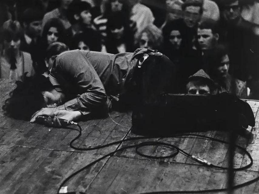 Jim Morrison entre canciones durante un concierto en Frankfurt, septiembre 1968. Foto: Michael Montfort