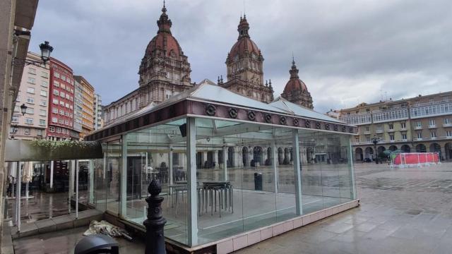 Terraza acristalada en desuso en la plaza de María Pita.