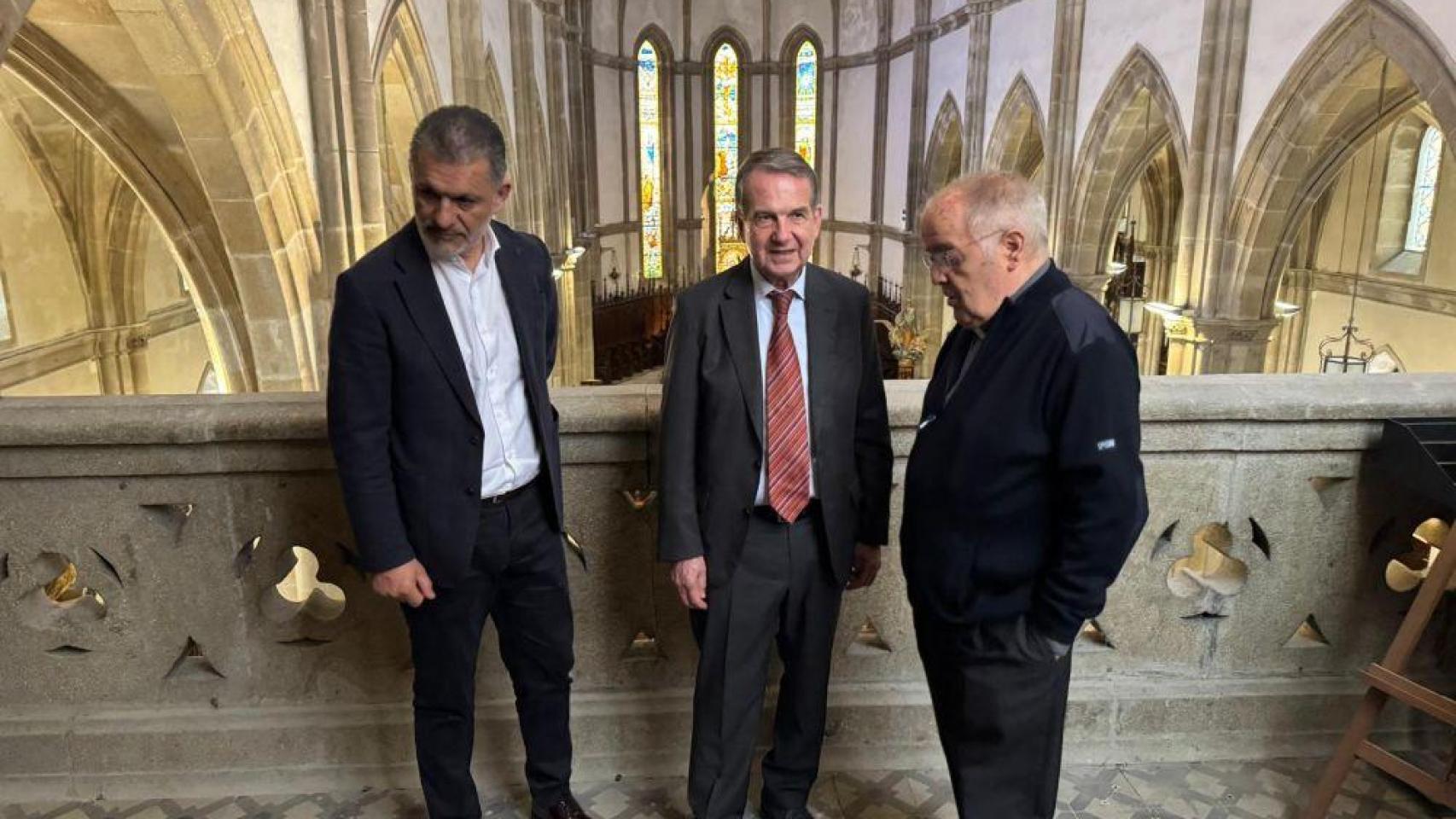 Abel Caballero y el concelleiro Ángel Rivas, durante su visita en la iglesia de Santiago de Vigo