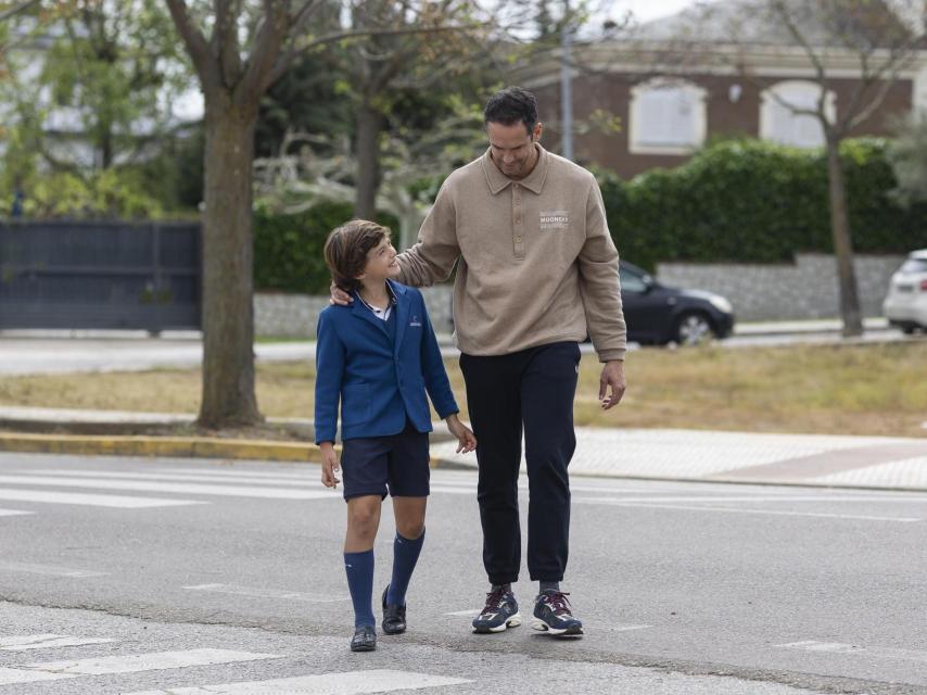 Sito junto a su padre Jesús llegando al colegio El Tomillar