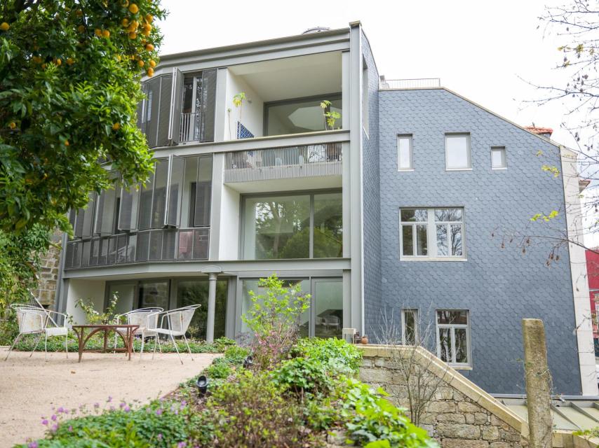 El exterior de Massarelos House junto a uno de los jardines de la casa.