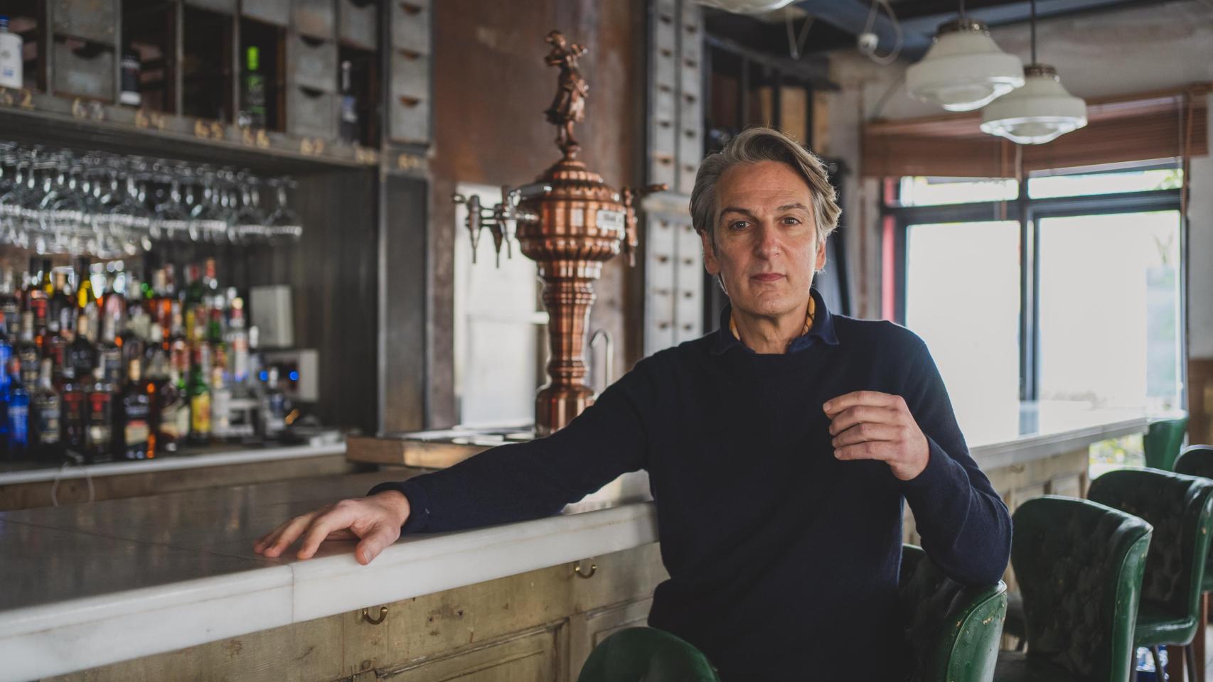 Ernesto Alterio es hijo del legendario actor argentino Héctor Alterio y hermano de la actriz Malena Alterio; su última película, 'Un funeral de locos', es un remake del filme británico 'Un funeral de muerte'.