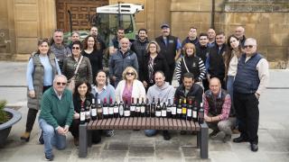 Villabuena de Álava es una de las regiones del mundo con más bodegas por número de habitantes; con la uva tempranillo y la maceración carbónica como señas de su identidad, sus bodegueros han apostado por los vinos de autor de altísima calidad frente a las grandes producciones.