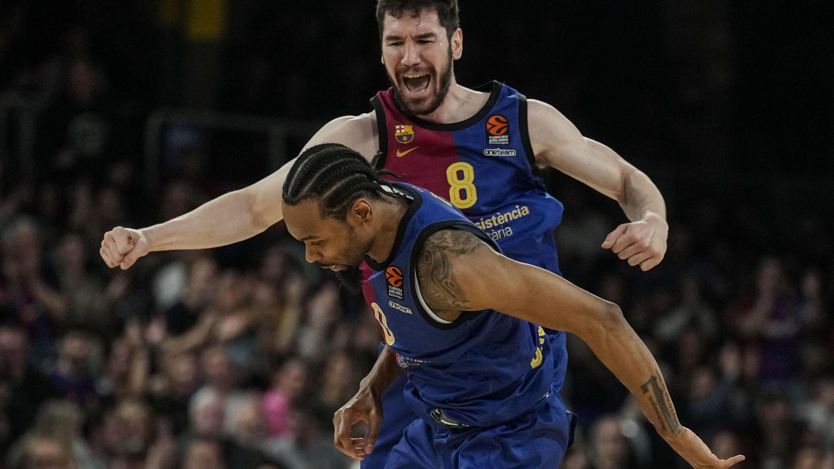 Darío Brizuela y Punter celebran una acción con el Barça.
