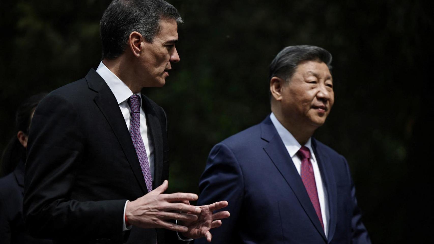 Pedro Sánchez y Xi Jinping pasean tras su reunión por los jardines de la casa de huéspedes Diaoyutai, este viernes en Pekín.