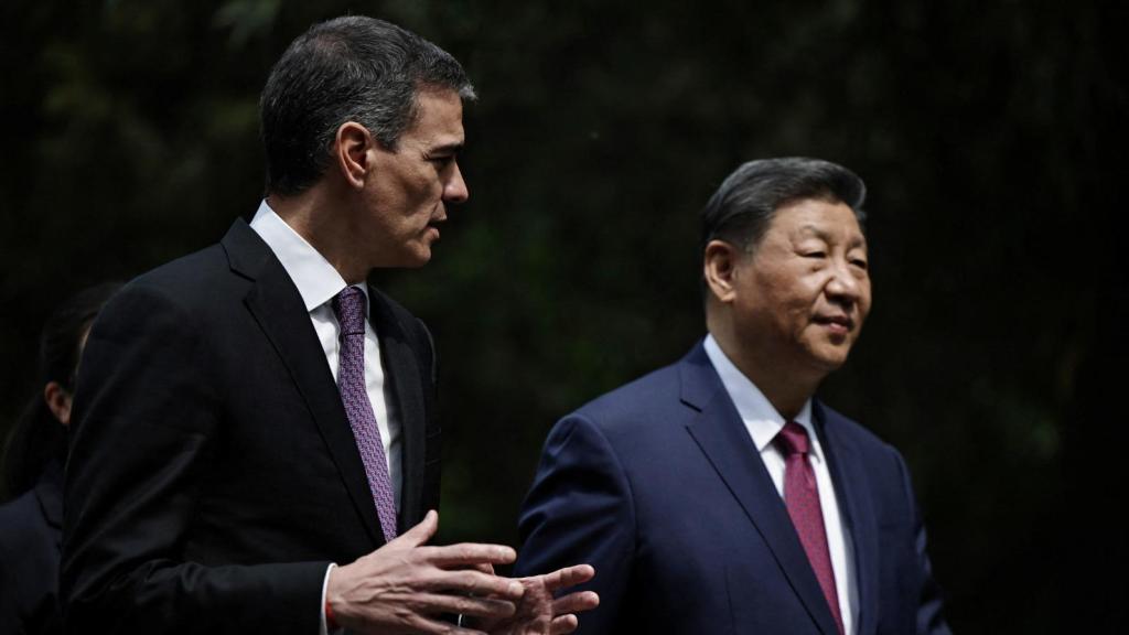 Pedro Sánchez y Xi Jinping pasean tras su reunión por los jardines de la casa de huéspedes Diaoyutai, en Pekín.