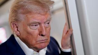 El presidente de EEUU, Donald Trump, en una imagen de este viernes en el avión presidencial.