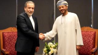 El ministro de Exteriores iraní, Abbas Araghchi, estrecha la mano con su homólogo omaní, Barr Bin Hamed, tras el encuentro de este sábado.