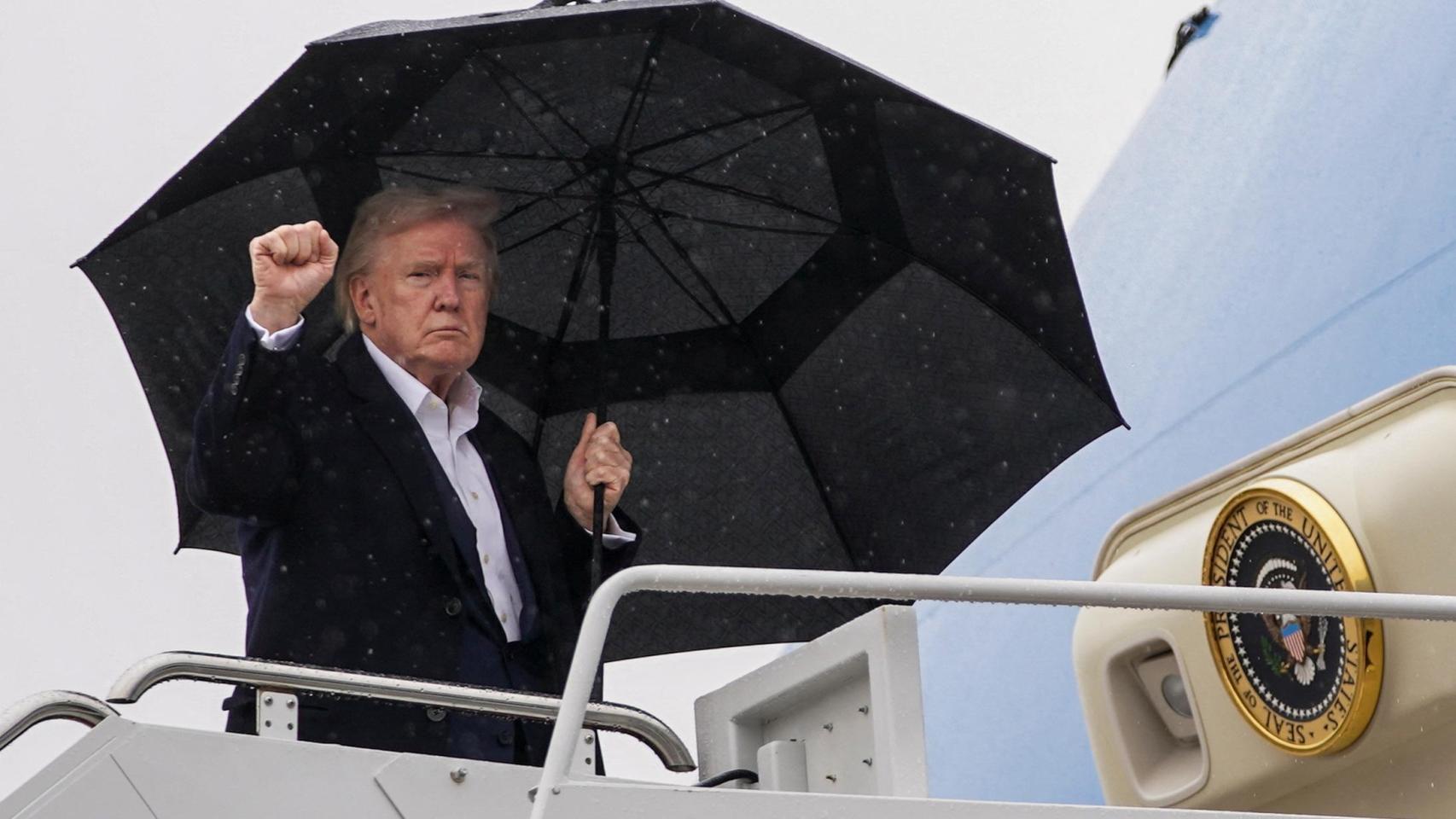 El presidente de EEUU, Donald Trump, sube al Air Force One.