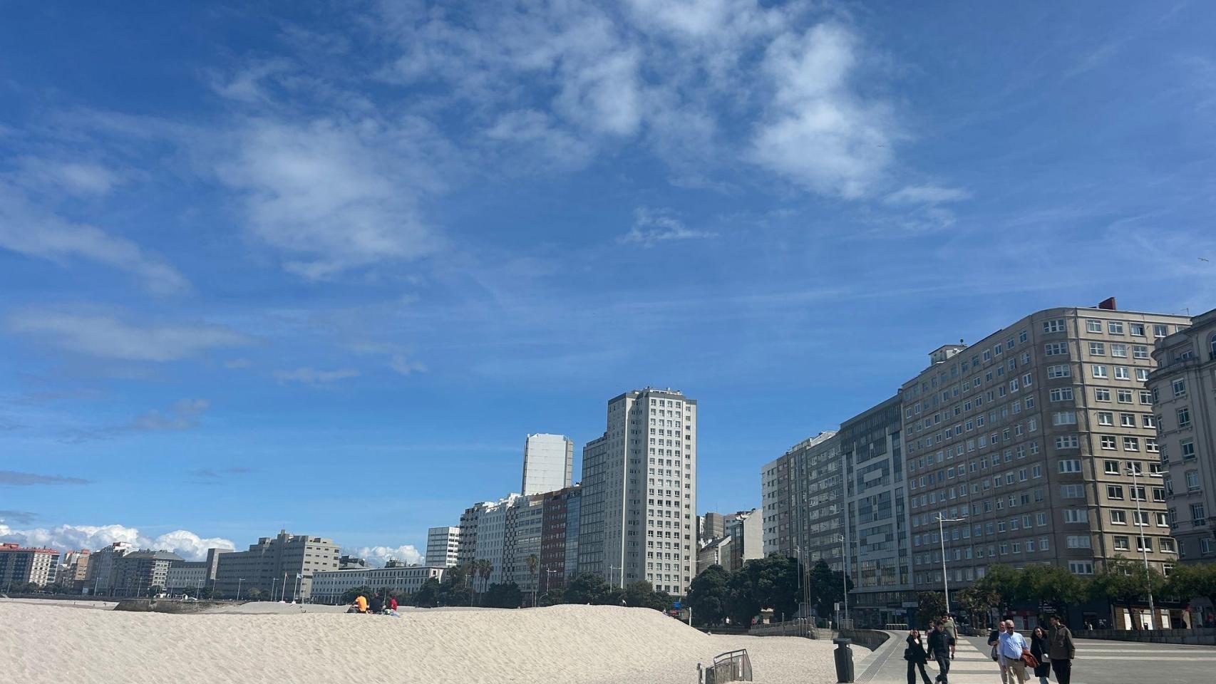 El sol luce en A Coruña este domingo 13 de abril.