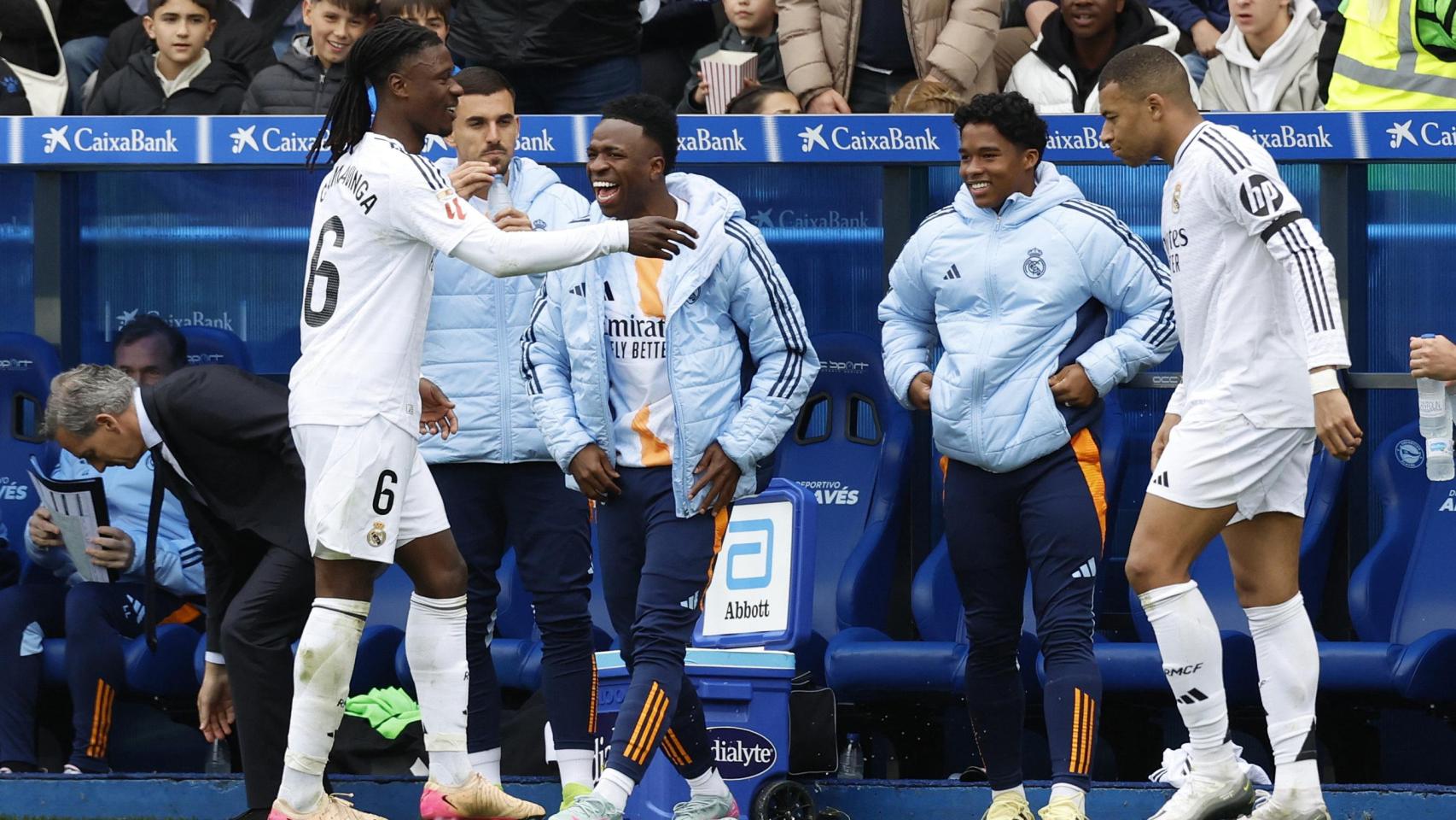 Camavinga celebra con Mbappé el gol de la victoria ante el Alavés.