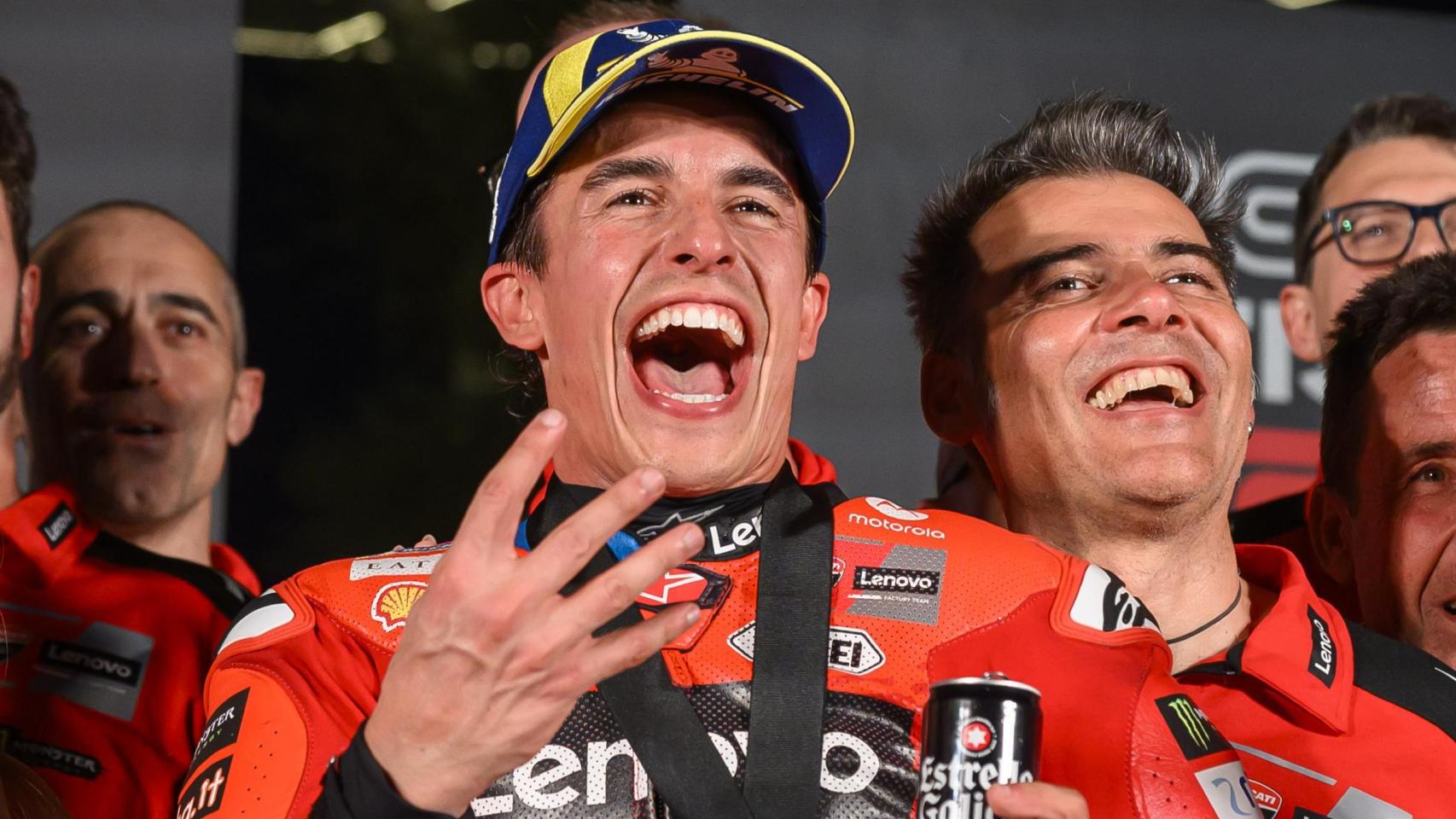Marc Márquez celebra la victoria en la sprint del GP de Catar.