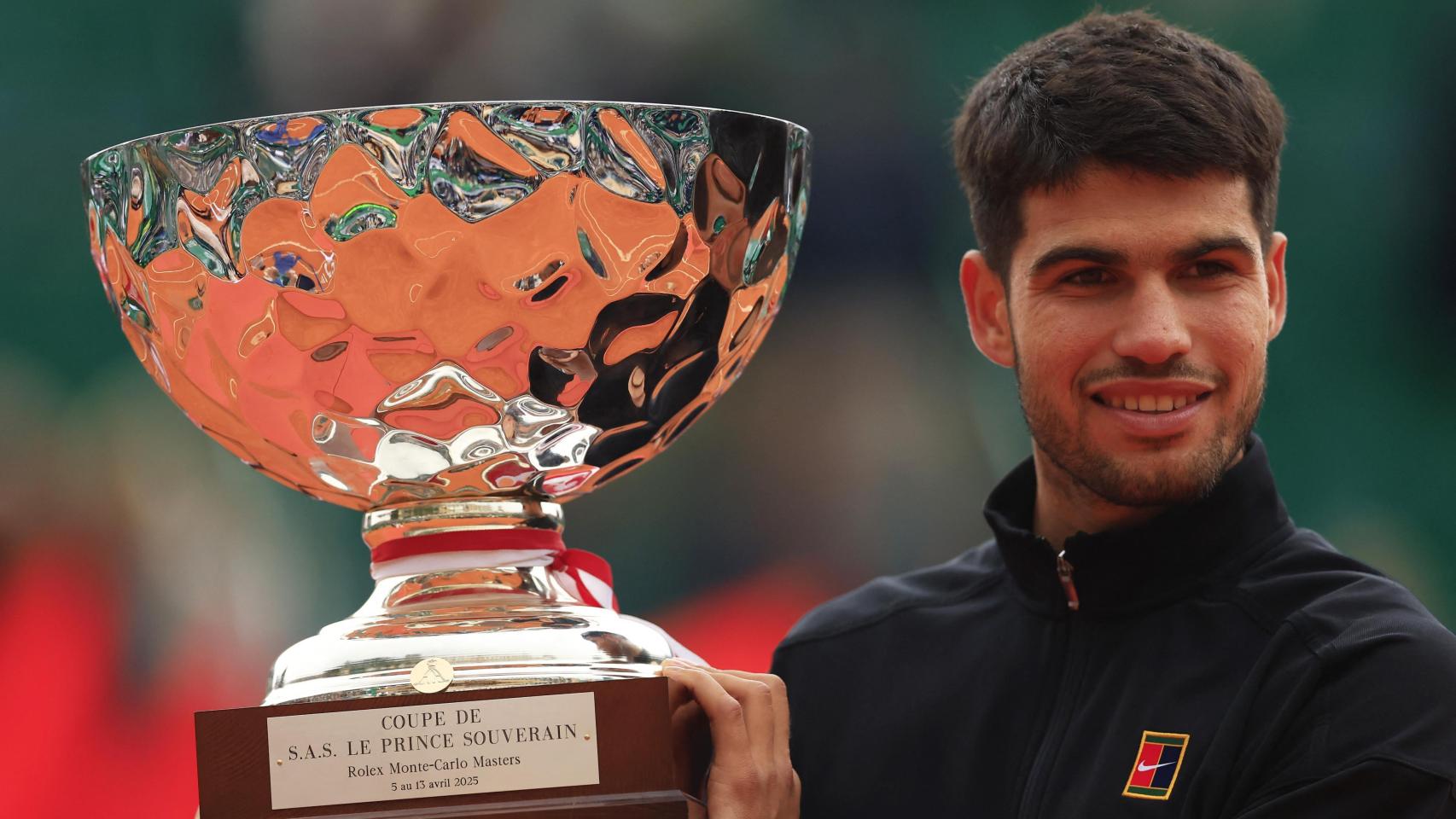 Carlos Alcaraz, con el trofeo del Masters 1.000 de Montecarlo 2025